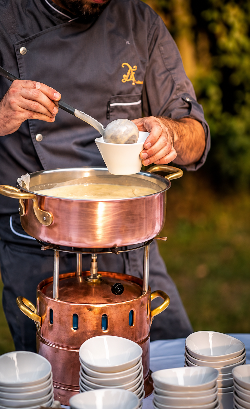 Show cooking dell'uovo perfetto in pentola di rame